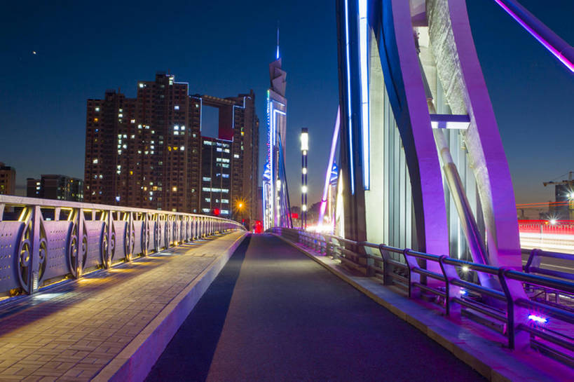 无人,栏杆,横图,彩色,室外,夜晚,背景,长时间曝光,度假,石头,美景,城市风光,城市,道路,高速公路,建筑,街道,路,路灯,公路,中国,亚洲,石子,直线,景观,路边,人行道,桥,车道,交通,娱乐,现代,霓虹,风景,天空,黄昏,享受,休闲,景色,放松,摄影,五颜六色,车灯,宁静,迅速,柏油路,照亮,色彩斑斓,都市风光,五彩缤纷,沥青,东亚,五彩斑斓,五光十色,石块,岩石,马路,彩图,高层建筑,自行车道,建筑结构,广角,汽车广告背景图