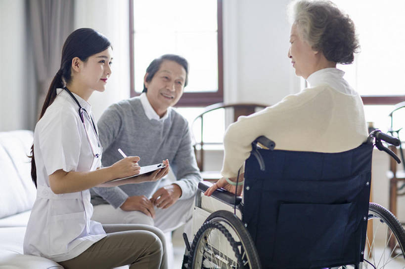 东方人,成年人,老年人,头发,三个人,丈夫,妻子,医生,病人,护士,家,笑,微笑,露齿笑,横图,室内,白天,侧面,工作服,制服,快乐,幸福,窗户,椅子,北京,中国,亚洲,握,写,工作,休闲装,白色,轮椅,医护人员,医疗人员,休闲,面对面,亲密,服务,护理,握着,摄影,生活方式,查看,看护,协助,写字板,医疗,退休,享乐,脆弱,关爱,残疾,东亚,瘫痪,实验服,恢复,陪同,工作制服,疗养院,责任,陪伴,信任,老年男性,老年女性,男人,男性,年轻女性,女人,女性,亚洲人,中国人,年轻人,情侣,大夫,说话,坐着,彩图,工作套服,欢乐,收容所,和蔼,伴随