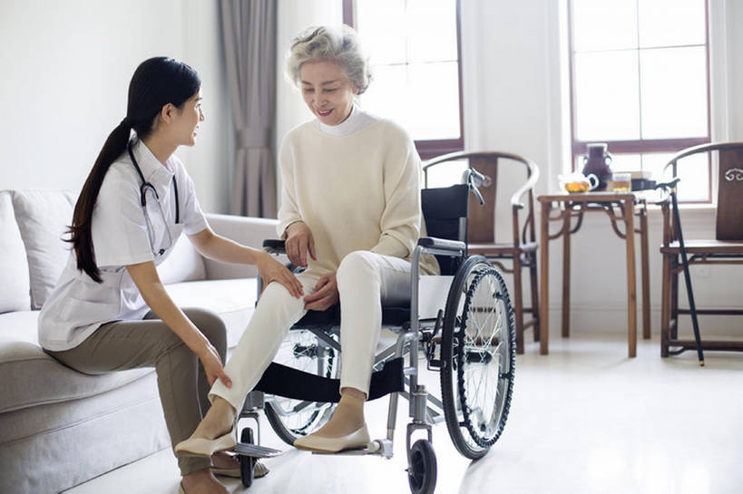 东方人,成年人,老年人,关节,腿,头发,两个人,医生,病人,护士,家,笑,微笑,露齿笑,横图,室内,白天,正面,工作服,制服,按摩,快乐,幸福,窗户,家具,沙发,椅子,北京,中国,亚洲,工作,休闲装,白色,轮椅,医护人员,医疗人员,休闲,亲密,服务,护理,摄影,生活方式,看护,协助,医疗,疾病,退休,享乐,脆弱,关爱,残疾,东亚,瘫痪,实验服,恢复,陪同,工作制服,疗养院,责任,陪伴,老年女性,年轻女性,女人,女性,亚洲人,中国人,年轻人,大夫,说话,坐着,彩图,全身,工作套服,欢乐,收容所,和蔼,明式家具,伴随