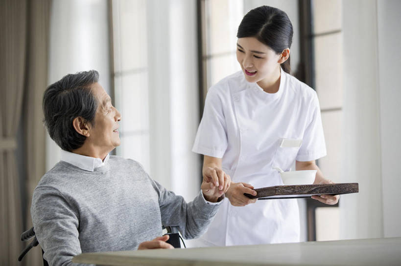 东方人,成年人,老年人,头发,两个人,医生,病人,护士,家,笑,吃,微笑,露齿笑,横图,室内,白天,正面,工作服,制服,吃饭,早餐,快乐,幸福,窗户,桌子,餐具,北京,中国,亚洲,握,汤,粥,食品,营养,休闲装,饮食,餐饮,茶碟,轮椅,汤匙,碗,中国菜,站着,医护人员,医疗人员,休闲,健康,面对面,亲密,服务,护理,握着,摄影,生活方式,看护,协助,医疗,退休,享乐,脆弱,早晨,关爱,残疾,东亚,健康食物,瘫痪,实验服,恢复,陪同,工作制服,疗养院,责任,陪伴,信任,老年男性,男人,男性,年轻女性,女人,女性,亚洲人,中国人,年轻人,大夫,说话,坐着,半身,彩图,工作套服,欢乐,收容所,和蔼,伴随