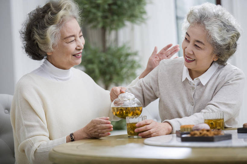 东方人,成年人,老年人,头发,两个人,家,笑,微笑,露齿笑,横图,室内,白天,正面,下午茶,快乐,友谊,幸福,茶,桌子,北京,中国,亚洲,倒,喝,握,食品,饮品,年轻,休闲装,饮食,食物,饮料,白色,茶壶,社区,休闲,健康,放松,亲密,握着,摄影,生活方式,退休,起居室,享乐,可口,东亚,热饮,陪同,疗养院,适口,陪伴,老年女性,女人,女性,亚洲人,中国人,茶杯,休闲活动,说话,坐着,半身,彩图,欢乐,和蔼,人老心不老,伴随