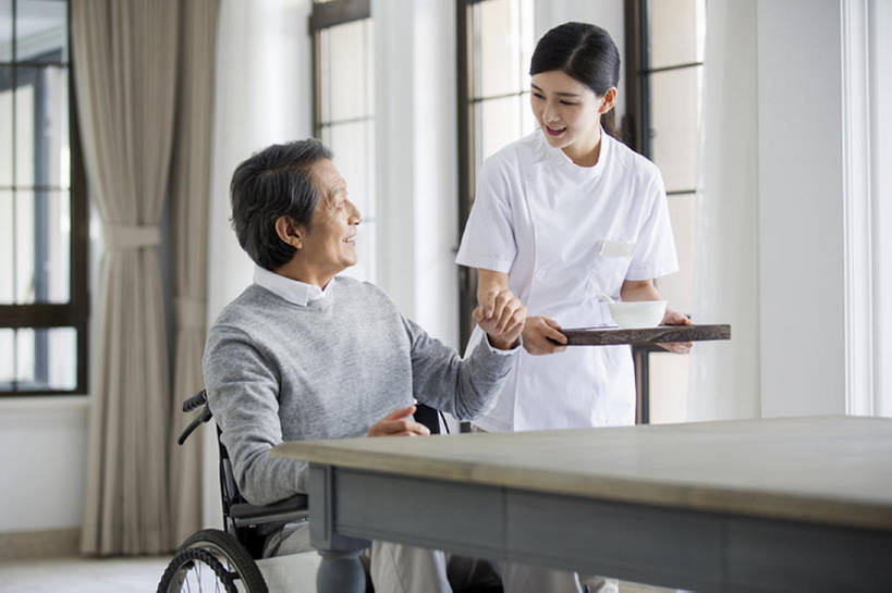 东方人,成年人,老年人,头发,两个人,医生,病人,护士,家,笑,吃,微笑,露齿笑,横图,室内,白天,正面,工作服,制服,吃饭,早餐,快乐,幸福,窗户,桌子,餐具,北京,中国,亚洲,握,汤,粥,食品,营养,休闲装,饮食,餐饮,茶碟,轮椅,汤匙,碗,中国菜,站着,医护人员,医疗人员,休闲,健康,面对面,亲密,服务,护理,握着,摄影,生活方式,看护,协助,医疗,退休,享乐,脆弱,早晨,关爱,残疾,东亚,健康食物,瘫痪,实验服,恢复,陪同,工作制服,疗养院,责任,陪伴,信任,老年男性,男人,男性,年轻女性,女人,女性,亚洲人,中国人,年轻人,大夫,说话,坐着,彩图,工作套服,欢乐,收容所,和蔼,伴随