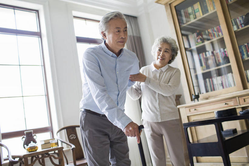 东方人,成年人,老年人,头发,两个人,家庭,丈夫,妻子,家,笑,微笑,露齿笑,横图,室内,白天,正面,快乐,幸福,窗户,家具,书架,桌子,椅子,北京,中国,亚洲,弯腰,握,木制,休闲装,白色,站着,休闲,温暖,温馨,一家人,亲密,握着,摄影,生活方式,拐杖,协助,支撑,手杖,和睦,疾病,退休,享乐,脆弱,关爱,痛苦,东亚,陪同,陪伴,老年男性,老年女性,男人,男性,女人,女性,亚洲人,中国人,腰部,情侣,步行,彩图,欢乐,深情,和蔼,融洽,明式家具,伴随