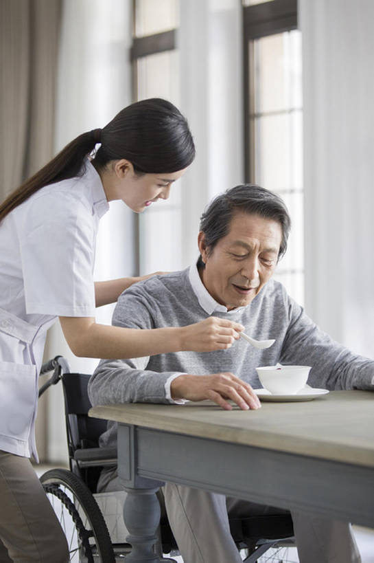 东方人,成年人,老年人,头发,两个人,医生,病人,护士,家,吃,微笑,竖图,室内,白天,正面,工作服,制服,吃饭,早餐,快乐,幸福,桌子,餐具,北京,中国,亚洲,握,汤,粥,食品,营养,休闲装,饮食,餐饮,茶碟,轮椅,汤匙,碗,站着,张嘴,医护人员,医疗人员,休闲,健康,亲密,服务,护理,喂,握着,摄影,生活方式,看护,协助,医疗,退休,享乐,脆弱,早晨,关爱,残疾,张大嘴巴,东亚,健康食物,瘫痪,实验服,陪同,工作制服,疗养院,责任,陪伴,痴呆,老年痴呆症,信任,老年男性,男人,男性,年轻女性,女人,女性,亚洲人,中国人,年轻人,大夫,张开嘴,坐着,彩图,工作套服,欢乐,收容所,和蔼,帕金森病,伴随