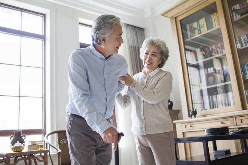 东方人,成年人,老年人,头发,两个人,家庭,丈夫,妻子,家,笑,微笑,露齿笑,横图,室内,白天,正面,快乐,幸福,窗户,家具,书架,桌子,椅子,北京,中国,亚洲,弯腰,握,木制,休闲装,白色,站着,休闲,温暖,温馨,一家人,面对面,亲密,握着,摄影,生活方式,拐杖,协助,支撑,手杖,和睦,疾病,退休,享乐,脆弱,关爱,痛苦,东亚,陪同,陪伴,老年男性,老年女性,男人,男性,女人,女性,亚洲人,中国人,腰部,情侣,步行,说话,彩图,欢乐,深情,和蔼,融洽,明式家具,伴随