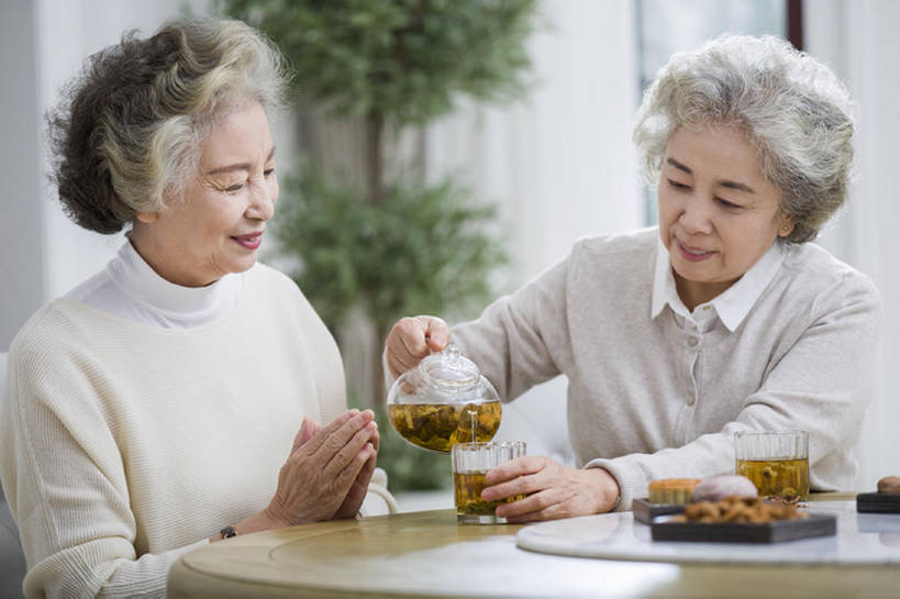 东方人,成年人,老年人,头发,两个人,家,笑,微笑,露齿笑,横图,室内,白天,正面,下午茶,快乐,友谊,幸福,茶,桌子,北京,中国,亚洲,倒,喝,握,食品,饮品,年轻,休闲装,饮食,食物,饮料,白色,茶壶,社区,休闲,健康,放松,亲密,握着,摄影,生活方式,退休,起居室,享乐,可口,东亚,热饮,陪同,疗养院,适口,陪伴,老年女性,女人,女性,亚洲人,中国人,茶杯,休闲活动,说话,坐着,半身,彩图,欢乐,和蔼,人老心不老,伴随