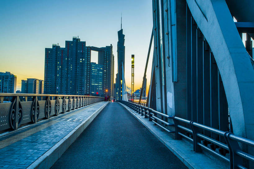 无人,栏杆,横图,室外,背景,度假,日出,石头,美景,日落,城市风光,城市,道路,建筑,街道,路,公路,中国,亚洲,石子,直线,景观,路边,人行道,桥,交通,黎明,娱乐,现代,蓝色,风景,蓝天,天空,黄昏,享受,休闲,景色,放松,摄影,宁静,柏油路,早晨,都市风光,沥青,东亚,石块,岩石,马路,彩图,高层建筑,自行车道,建筑结构,广角,汽车广告背景图