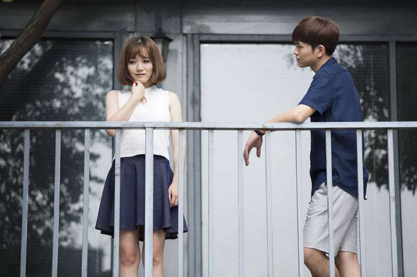 东方人,成年人,两个人,学生,栏杆,横图,室外,白天,正面,仰视,裙子,爱情,窗户,阳台,建筑,玻璃,北京,中国,亚洲,短裤,服装,沮丧,生气,反射,浪漫,休闲装,衣服,夏天,站着,温暖,温馨,短袖,恩爱,压力,愤怒,恋人,摄影,服饰,恼怒,悲伤,和睦,愤慨,伤心,难过,怒气,气愤,衣着,穿着,发怒,怒火,问题,情绪,脾气,东亚,忿怒,怨恨,分手,强烈,悲哀,衣饰,哀痛,悲戚,悲痛,气忿,愤恨,肝火,激动,男人,男性,年轻男性,年轻女性,女人,女性,亚洲人,中国人,年轻人,情侣,大学生,争论,彩图,低角度拍摄,伴侣,融洽,闷闷不乐