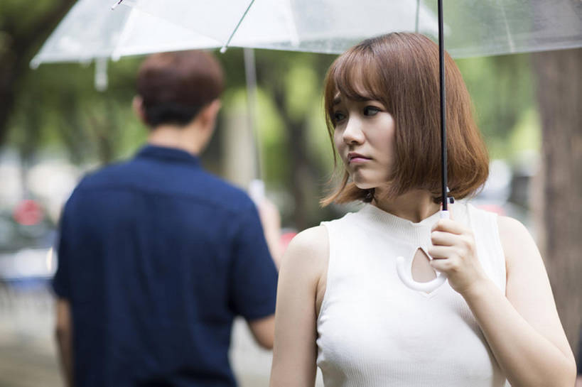 东方人,成年人,脸,头,脸颊,两个人,学生,横图,室外,白天,正面,爱情,雨,城市,北京,中国,亚洲,握,服装,沮丧,生气,冲突,透明,分离,伞,天气,浪漫,扭头,注视,休闲装,肩膀,衣服,夏天,观察,看,站着,转头,温暖,温馨,短袖,恩爱,压力,握着,愤怒,恋人,摄影,服饰,观看,离开,恼怒,悲伤,后背,和睦,察看,愤慨,伤心,难过,怒气,气愤,衣着,穿着,发怒,关注,怒火,问题,情绪,脾气,东亚,忿怒,怨恨,分手,强烈,悲哀,衣饰,哀痛,悲戚,悲痛,气忿,愤恨,肝火,激动,认真,男人,男性,年轻男性,年轻女性,女人,女性,亚洲人,中国人,年轻人,头部,脸部,脸蛋,面部,情侣,大学生,争论,彩图,伴侣,融洽,闷闷不乐