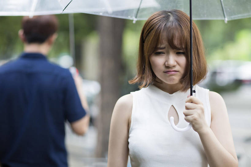 东方人,成年人,脸,头,脸颊,两个人,学生,哭,横图,室外,白天,正面,爱情,雨,城市,北京,中国,亚洲,握,服装,沮丧,冲突,透明,分离,伞,天气,浪漫,休闲装,肩膀,衣服,夏天,站着,温暖,温馨,短袖,恩爱,压力,握着,恋人,摄影,服饰,离开,悲伤,后背,和睦,伤心,难过,衣着,穿着,问题,情绪,东亚,分手,悲哀,衣饰,哀痛,悲戚,悲痛,认真,男人,男性,年轻男性,年轻女性,女人,女性,亚洲人,中国人,年轻人,头部,脸部,脸蛋,面部,情侣,大学生,争论,彩图,伴侣,融洽,闷闷不乐