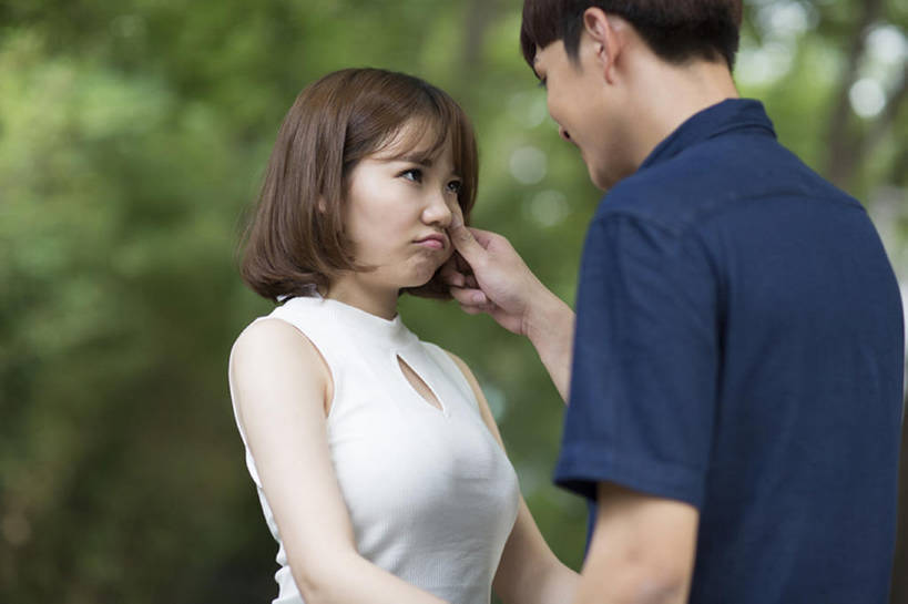 东方人,成年人,脸颊,两个人,学生,捏,横图,室外,白天,侧面,爱情,旅游,度假,快乐,幸福,美景,北京,中国,亚洲,连接,服装,沮丧,生气,景观,浪漫,休闲装,娱乐,树,衣服,绿色,自然,夏天,站着,享受,休闲,温暖,温馨,面对面,短袖,撅嘴,景色,恩爱,放松,亲密,约会,愤怒,恋人,摄影,服饰,生活方式,幽默,恼怒,悲伤,安慰,和睦,愤慨,伤心,难过,怒气,气愤,衣着,穿着,发怒,关爱,和解,怒火,自然风光,问题,情绪,脾气,东亚,陪同,忿怒,怨恨,强烈,悲哀,衣饰,哀痛,悲戚,悲痛,气忿,愤恨,陪伴,肝火,激动,男人,男性,年轻男性,年轻女性,女人,女性,亚洲人,中国人,年轻人,情侣,大学生,半身,彩图,爱,深情,伴侣,融洽,闷闷不乐,伴随