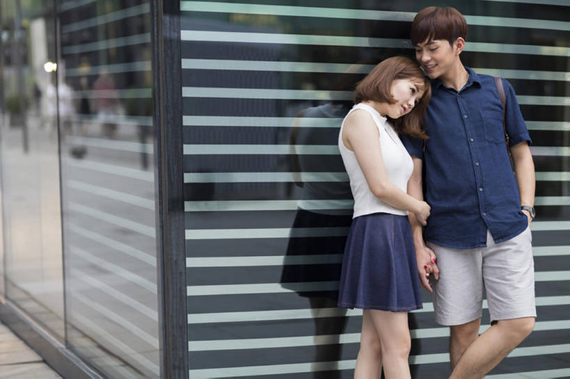 东方人,成年人,两个人,学生,笑,微笑,露齿笑,横图,室外,白天,正面,裙子,爱情,度假,快乐,幸福,纯洁,美景,窗户,城市风光,城市,建筑,玻璃,北京,中国,亚洲,勾,连接,挽,短裤,服装,并排,反射,景观,角落,浪漫,休闲装,娱乐,衣服,背包,夏天,靠,靠着,站着,享受,休闲,温暖,温馨,短袖,景色,恩爱,放松,可爱,亲密,童年,童趣,勾着,约会,恋人,摄影,服饰,生活方式,和睦,享乐,衣着,穿着,都市风光,玻璃墙,挽着,童真,东亚,烂漫,无邪,陪同,衣饰,玻璃砖,陪伴,无忧无虑,天真,男人,男性,年轻男性,年轻女性,女人,女性,亚洲人,中国人,年轻人,情侣,大学生,休闲活动,两手抄兜,彩图,爱,欢乐,伴侣,融洽,伴随