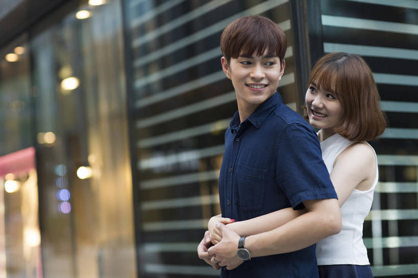 东方人,成年人,两个人,学生,笑,微笑,露齿笑,横图,室外,白天,侧面,镜头眩光,爱情,度假,快乐,幸福,美景,窗户,城市风光,城市,建筑,玻璃,北京,中国,亚洲,连接,服装,景观,浪漫,休闲装,娱乐,衣服,夏天,站着,享受,休闲,温暖,温馨,短袖,景色,恩爱,放松,亲密,搭,约会,恋人,摄影,服饰,生活方式,和睦,享乐,衣着,穿着,搭着,都市风光,玻璃墙,东亚,陪同,衣饰,玻璃砖,陪伴,无忧无虑,男人,男性,年轻男性,年轻女性,女人,女性,亚洲人,中国人,年轻人,情侣,大学生,休闲活动,拥抱,半身,彩图,爱,欢乐,深情,伴侣,融洽,伴随