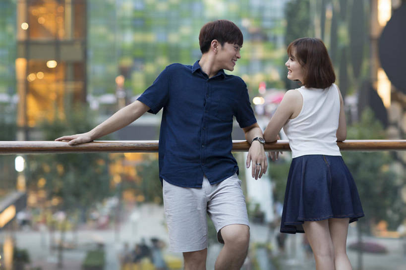 东方人,成年人,两个人,学生,栏杆,笑,微笑,露齿笑,横图,室外,白天,正面,镜头眩光,裙子,爱情,度假,快乐,幸福,美景,城市风光,城市,北京,中国,亚洲,连接,短裤,服装,景观,浪漫,休闲装,娱乐,衣服,夏天,靠,靠着,站着,享受,休闲,温暖,温馨,面对面,短袖,景色,恩爱,放松,亲密,约会,恋人,摄影,服饰,生活方式,后背,和睦,享乐,衣着,穿着,都市风光,东亚,陪同,衣饰,陪伴,无忧无虑,男人,男性,年轻男性,年轻女性,女人,女性,亚洲人,中国人,年轻人,情侣,大学生,休闲活动,说话,彩图,爱,欢乐,深情,伴侣,融洽,伴随