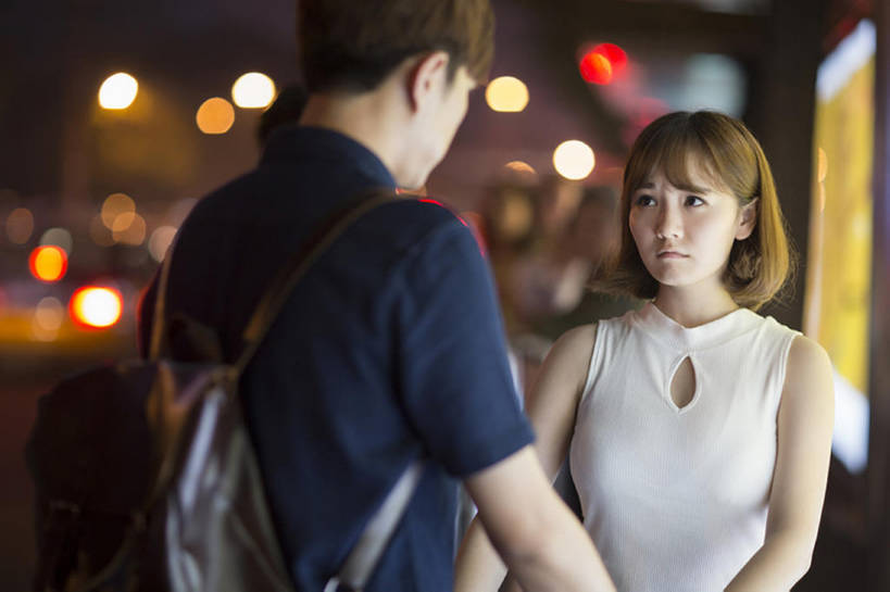 东方人,成年人,两个人,学生,横图,室外,夜晚,正面,镜头眩光,爱情,度假,美景,城市风光,城市,车站,北京,中国,亚洲,服装,沮丧,分离,景观,浪漫,休闲装,娱乐,衣服,背包,夏天,站着,享受,休闲,温暖,温馨,面对面,短袖,景色,恩爱,放松,亲密,约会,恋人,摄影,服饰,生活方式,离开,后背,照亮,安慰,和睦,衣着,穿着,都市风光,关爱,问题,情绪,东亚,悲哀,衣饰,男人,男性,年轻男性,年轻女性,女人,女性,亚洲人,中国人,年轻人,情侣,大学生,休闲活动,半身,彩图,公共汽车站,伴侣,融洽,闷闷不乐