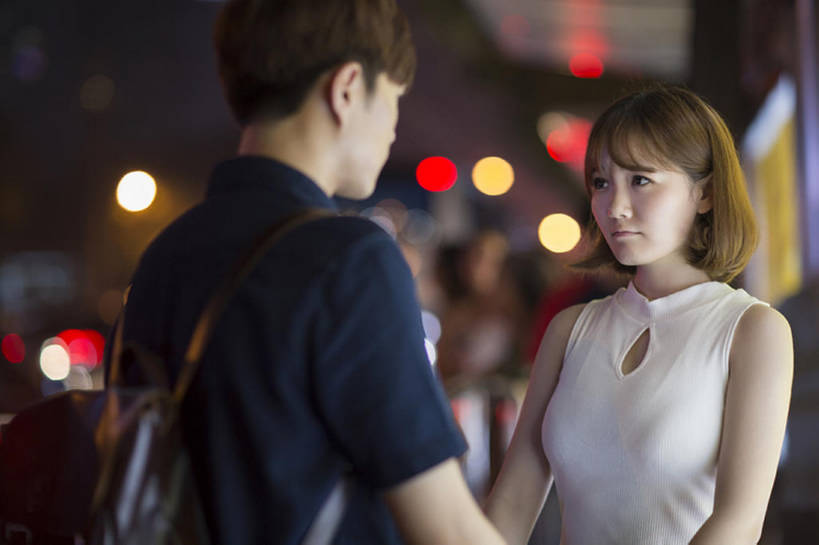 东方人,成年人,两个人,学生,横图,室外,夜晚,正面,镜头眩光,爱情,度假,美景,城市风光,城市,车站,北京,中国,亚洲,服装,沮丧,分离,景观,浪漫,休闲装,娱乐,衣服,背包,夏天,站着,享受,休闲,温暖,温馨,面对面,短袖,景色,恩爱,放松,亲密,约会,恋人,摄影,服饰,生活方式,离开,后背,照亮,安慰,和睦,衣着,穿着,都市风光,关爱,问题,情绪,东亚,悲哀,衣饰,男人,男性,年轻男性,年轻女性,女人,女性,亚洲人,中国人,年轻人,情侣,大学生,休闲活动,半身,彩图,公共汽车站,伴侣,融洽,闷闷不乐