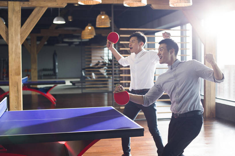 东方人,成年人,两个人,同事,商务人士,商务男性,办公室,举,笑,微笑,露齿笑,横图,室内,白天,侧面,衬衫,锻炼,商务,快乐,兴奋,友谊,幸福,成功,比赛,运动,合作,团队,集体,信心,竞争,窗户,城市,建筑,北京,中国,亚洲,对抗,握,套装,欢呼,庆祝,乒乓球拍,乒乓球桌,球拍,竞技运动,训练,大喊,娱乐,运动器械,现代,队伍,刺激,托,站着,张嘴,职业,休闲,健康,健身器械,办公大楼,放松,活力,亲密,握着,摄影,生活方式,张开双腿,领导,享乐,敏捷,体育运动,企业,公司,成就,决心,爱好,商务装,健身器材,合伙,领袖,逆光,挑战,张大嘴巴,工薪阶层,东亚,陪同,陪伴,展开双腿,体育活动,获胜,体育,团结,乒乓球,男人,男性,年轻男性,亚洲人,中国人,年轻人,白领,上班族,张开嘴,休闲活动,举起,举手,举着,向上举,向上伸,向上托,彩图,衬衣,健身,欢乐,运动器材,办公室职员,伸展双腿,双打,伴随