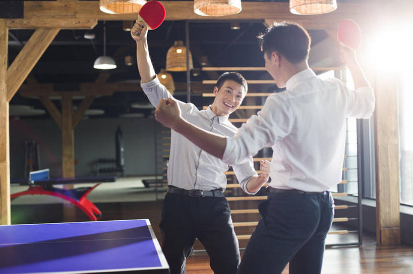 东方人,成年人,两个人,同事,商务人士,商务男性,办公室,举,笑,微笑,露齿笑,横图,室内,白天,正面,衬衫,锻炼,商务,快乐,兴奋,友谊,幸福,成功,比赛,运动,合作,团队,集体,信心,竞争,窗户,城市,建筑,北京,中国,亚洲,对抗,握,套装,欢呼,庆祝,乒乓球拍,乒乓球桌,球拍,竞技运动,训练,娱乐,运动器械,现代,队伍,刺激,托,站着,职业,休闲,健康,面对面,健身器械,办公大楼,放松,活力,亲密,握着,摄影,生活方式,张开双腿,领导,享乐,敏捷,体育运动,企业,公司,成就,决心,爱好,商务装,健身器材,合伙,领袖,逆光,挑战,工薪阶层,东亚,陪同,陪伴,展开双腿,体育活动,获胜,体育,团结,乒乓球,男人,男性,年轻男性,亚洲人,中国人,年轻人,白领,上班族,休闲活动,举起,举手,举着,向上举,向上伸,向上托,彩图,衬衣,健身,欢乐,运动器材,办公室职员,伸展双腿,双打,伴随