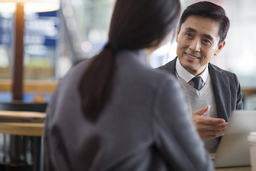 东方人,成年人,中年人,老年人,两个人,同事,商务人士,秘书,商务男性,商务女性,机场,笑,微笑,露齿笑,横图,室内,白天,正面,衬衫,商务,讨论,快乐,幸福,成功,合作,团队,集体,信心,笔记本电脑,技术,桌子,城市,建筑,北京,中国,亚洲,连接,套装,正装,工作,交通,联系,外套,队伍,手势,职业,面对面,亲密,金融,运输,摄影,生活方式,经济,等候,后背,便利,公共设施,领导,享乐,经理,成就,候机室,商务装,等,合伙,领袖,贸易,工薪阶层,东亚,陪同,无线电技术,陪伴,计算机,老年男性,男人,男性,年轻女性,女人,女性,亚洲人,中国人,年轻人,白领,上班族,沟通,说话,坐着,半身,彩图,衬衣,欢乐,商业,咖啡馆,办公室职员,打手势,伴随