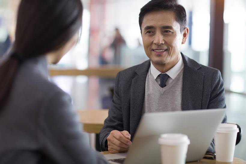 咖啡,东方人,成年人,中年人,老年人,两个人,同事,商务人士,秘书,商务男性,商务女性,机场,笑,微笑,露齿笑,横图,室内,白天,正面,衬衫,商务,讨论,快乐,幸福,成功,合作,团队,集体,信心,笔记本电脑,技术,桌子,城市,建筑,北京,中国,亚洲,连接,套装,正装,工作,咖啡杯,交通,联系,外套,队伍,饮料,职业,面对面,亲密,金融,运输,摄影,生活方式,经济,等候,后背,便利,公共设施,领导,享乐,经理,成就,一次性杯子,候机室,商务装,等,合伙,领袖,贸易,工薪阶层,东亚,热饮,陪同,无线电技术,陪伴,计算机,老年男性,男人,男性,年轻女性,女人,女性,亚洲人,中国人,年轻人,白领,上班族,沟通,说话,坐着,半身,彩图,衬衣,欢乐,商业,咖啡馆,办公室职员,伴随