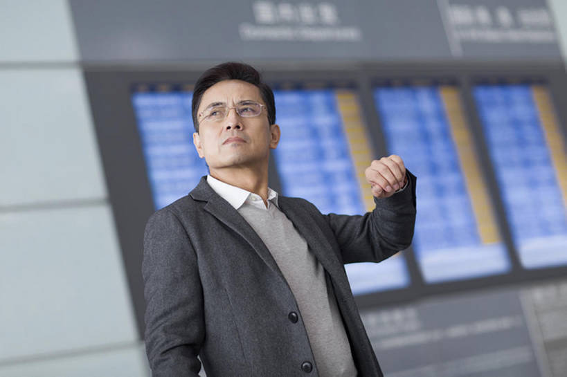 东方人,成年人,中年人,老年人,一个人,商务人士,商务男性,机场,横图,室内,白天,正面,仰视,衬衫,商务,成功,信心,显示器,城市,飞机,建筑,北京,中国,亚洲,仅一个男性,仅一个人,仅一个中年男性,套装,时间,屏幕,眼镜,交通,航空,显示屏,大厅,外套,交通工具,站着,职业,运输,摄影,等候,腕表,公共设施,客机,核对,载具,候机室,商务装,等,工薪阶层,输出设备,东亚,老年男性,男人,男性,中年男性,亚洲人,中国人,白领,上班族,半身,彩图,低角度拍摄,衬衣,办公室职员,商务旅行,商务机,开领,校对,校勘