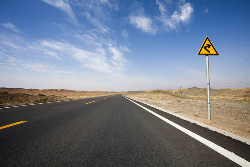 无人,横图,室外,白天,留白,消失点,旅游,度假,旅途,美景,道路,高速公路,路,指示牌,公路,中国,亚洲,标志,文字,直线,地平线,地形,景观,路边,云,辽阔,分界线,地面,停车线,交通,方向,娱乐,标识,箭头,蓝色,风景,天空,自然,享受,休闲,广阔,景色,放松,运输,摄影,双黄线,车行道,车行道分界线,宁静,一望无际,自驾游,指向,贫瘠,自然风光,延伸,标线,交通标志,东亚,警告标志,车行线,地貌,内蒙古,天地相交,簇,无边无际,一马平川,方向标,罕见,荒僻,偏僻,偏远,冷僻,荒地,马路,彩图,旅行,汽车广告背景图,bj175