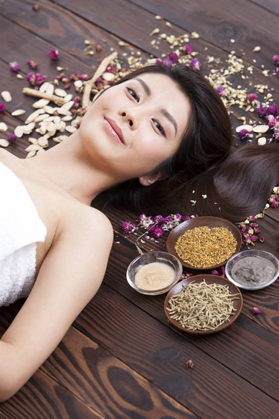 东方人,成年人,脸,头,脸颊,裸体,一个人,美容院,躺,微笑,竖图,俯视,特写,侧面,按摩,化妆,美容,快乐,幸福,信心,建材,建筑,桂花,石榴,水果,北京,中国,亚洲,仅一个年轻女性,仅一个女性,仅一个人,护肤,准备,丰富,发光,木制,包裹,材料,纺织物,木板,木材,食品,药草,注视,裸露,肩膀,木柴,茉莉,白色,盘子,精油,香薰,毛巾,红花,观察,看,清洁,保养,享受,休息,休闲,概念,健康,舒服,面膜,放松,活力,美女,SPA水疗,保健,芳香疗法,温泉浴场,摄影,建造,有机食品,木料,多样,护发素,观看,皮肤,保暖,光滑,散开,察看,卫生,维生素,高雅,优美,享乐,简单,草本,关爱,关注,清新,中国文化,肖像,裸,舒心,舒缓,香薰精油,中医,透气,东亚,健康食物,石榴籽,纯净,养颜,防水,美发用品,黄芪,忍冬,柔和,细腻,替代疗法,减压,平滑,储水,耐磨,吸水,美化,完美,香薰疗法,植物精油,党参,年轻女性,女人,女性,亚洲人,中国人,年轻人,头部,长发,脸部,脸蛋,面部,矿泉疗养地,仰卧,彩图,高角度拍摄,影棚拍摄,水疗,欢乐,抗氧化剂,SPA美容,魅力,美人,红巧梅,bj175
