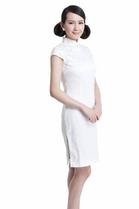 东方人,成年人,一个人,站,微笑,竖图,留白,白色背景,正面,快乐,幸福,复古,北京,中国,亚洲,仅一个年轻女性,仅一个女性,仅一个人,旗袍,古典,注视,传统,白色,观察,看,美女,摄影,影棚,观看,皮肤,光滑,察看,高雅,优美,享乐,关注,发髻,中国文化,摄影棚,肖像,东亚,柔和,细腻,平滑,名媛,年轻女性,女人,女性,亚洲人,中国人,年轻人,发型,彩图,影棚拍摄,传统服装,欢乐,拍摄,魅力,传统文化,美人,bj175