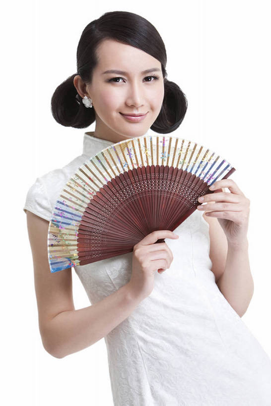 东方人,成年人,一个人,微笑,竖图,留白,白色背景,正面,快乐,幸福,复古,北京,中国,亚洲,仅一个年轻女性,仅一个女性,仅一个人,开,旗袍,折扇,古典,拿着,注视,传统,白色,观察,看,美女,摄影,影棚,观看,皮肤,光滑,察看,高雅,优美,享乐,关注,发髻,中国文化,摄影棚,肖像,出示,东亚,柔和,细腻,平滑,名媛,年轻女性,女人,女性,亚洲人,中国人,年轻人,发型,半身,彩图,影棚拍摄,传统服装,欢乐,拍摄,魅力,传统文化,美人,bj175