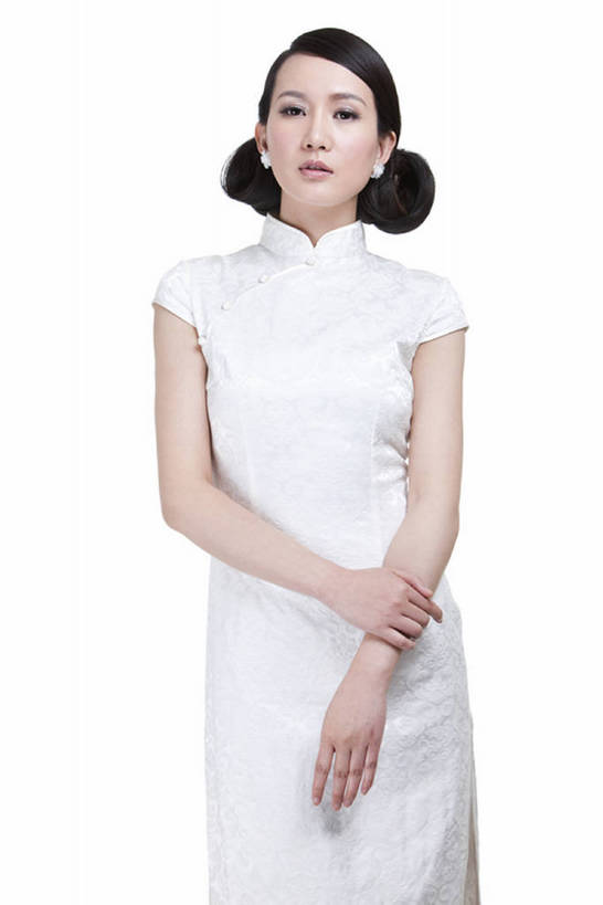 东方人,成年人,一个人,竖图,留白,白色背景,正面,复古,北京,中国,亚洲,仅一个年轻女性,仅一个女性,仅一个人,旗袍,古典,注视,传统,白色,观察,看,美女,摄影,影棚,观看,皮肤,光滑,察看,高雅,优美,关注,发髻,中国文化,摄影棚,肖像,东亚,柔和,细腻,平滑,名媛,年轻女性,女人,女性,亚洲人,中国人,年轻人,发型,彩图,影棚拍摄,传统服装,拍摄,魅力,传统文化,美人,bj175