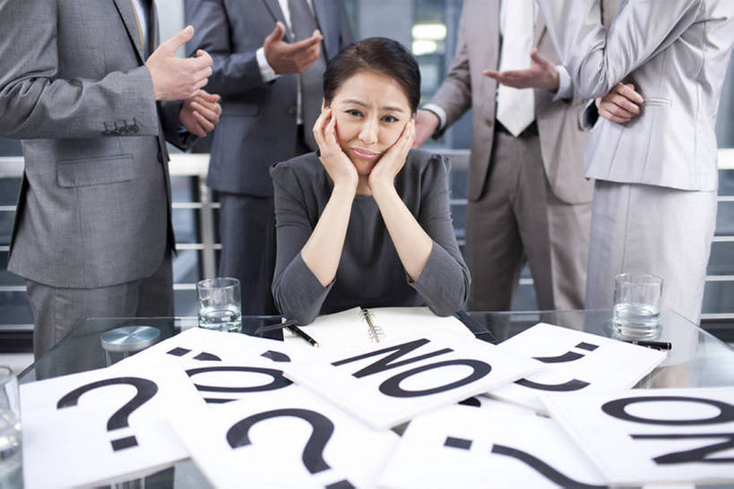 东方人,成年人,中年人,老年人,同事,商务人士,商务男性,商务女性,办公室,坐,横图,室内,白天,正面,衬衫,商务,讨论,成功,合作,团队,集体,信心,技术,北京,中国,亚洲,五个人,套装,正装,冲突,工作,领带,托腮,注视,队伍,观察,看,职业,办公大楼,压力,皱眉头,摄影,生活方式,观看,技巧,疑惑,察看,问号,领导,经理,企业,公司,成就,关注,消极,下降,手艺,商务装,问题,反差,合伙,领袖,工薪阶层,质疑,东亚,猜忌,猜疑,技能,技艺,迷惑,担心,认真,老年男性,老年女性,男人,男性,年轻男性,女人,女性,中年男性,亚洲人,中国人,年轻人,白领,上班族,说话,争论,半身,彩图,衬衣,妙技,疑心,办公室职员,本领,首席执行官,怀疑,bj175