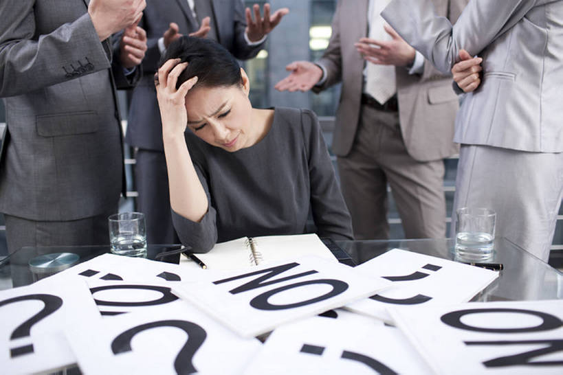 东方人,成年人,中年人,老年人,同事,商务人士,商务男性,商务女性,办公室,坐,横图,室内,白天,正面,衬衫,商务,讨论,成功,合作,团队,集体,信心,技术,北京,中国,亚洲,五个人,套装,正装,冲突,工作,领带,托腮,队伍,职业,办公大楼,压力,皱眉头,摄影,生活方式,技巧,疑惑,头痛,问号,领导,经理,企业,公司,成就,消极,下降,手艺,商务装,问题,反差,合伙,领袖,工薪阶层,质疑,东亚,猜忌,猜疑,技能,技艺,迷惑,担心,认真,老年男性,老年女性,男人,男性,年轻男性,女人,女性,中年男性,亚洲人,中国人,年轻人,白领,上班族,说话,争论,半身,彩图,衬衣,妙技,疑心,办公室职员,本领,首席执行官,怀疑,bj175