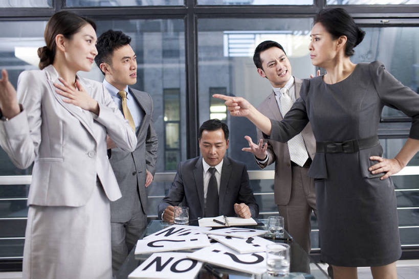 东方人,成年人,中年人,老年人,同事,商务人士,商务男性,商务女性,办公室,站,坐,横图,室内,白天,侧面,衬衫,商务,讨论,成功,合作,团队,集体,信心,技术,北京,中国,亚洲,五个人,指,套装,正装,冲突,工作,领带,指点,队伍,叉腰,职业,面对面,办公大楼,压力,责备,摄影,生活方式,技巧,疑惑,问号,领导,指向,经理,企业,公司,成就,消极,下降,手艺,商务装,问题,反差,合伙,领袖,工薪阶层,质疑,东亚,猜忌,猜疑,技能,技艺,迷惑,担心,老年男性,老年女性,男人,男性,年轻男性,女人,女性,中年男性,亚洲人,中国人,年轻人,白领,上班族,说话,争论,彩图,衬衣,妙技,疑心,办公室职员,本领,首席执行官,怀疑,bj175
