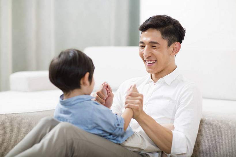 东方人,儿童,成年人,两个人,家庭,父母,父亲,儿子,家,客厅,站,坐,笑,微笑,露齿笑,横图,室内,白天,侧面,快乐,幸福,纯洁,骄傲,沙发,北京,中国,亚洲,房屋,公寓,休闲装,小孩,靠,靠着,站着,休闲,温暖,温馨,父子,一家人,面对面,放松,可爱,亲密,童年,童趣,摄影,生长,和睦,起居室,住房,愉悦,关爱,亲情,房地产,童真,东亚,烂漫,无邪,陪同,陪伴,天真,男孩,男人,男性,年轻男性,白种人,亚洲人,中国人,孩子,年轻人,休闲活动,手牵手,拥抱,站立,坐着,彩图,爱,融洽,男生,搔痒,伴随,bj175