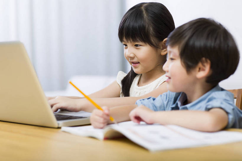 东方人,儿童,一个人,兄弟,姐妹,家,站,笑,微笑,露齿笑,横图,室内,白天,侧面,快乐,友谊,幸福,纯洁,笔记本电脑,技术,北京,中国,亚洲,写,学习,房屋,公寓,教育,休闲装,练习本,书桌,小孩,打字,站着,休闲,家庭作业,可爱,亲密,童年,童趣,摄影,生长,协助,专心,住房,关爱,房地产,网上冲浪,童真,东亚,烂漫,无邪,陪同,无线电技术,陪伴,天真,男孩,男人,男性,女孩,白种人,亚洲人,中国人,孩子,休闲活动,站立,半身,彩图,男生,好奇心,伴随,bj175