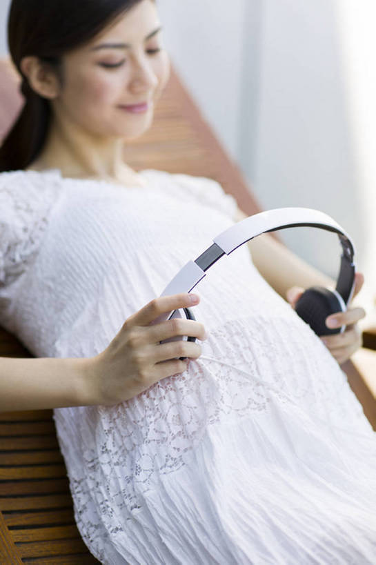 东方人,成年人,孕妇,腹部,一个人,家,微笑,竖图,室外,白天,侧面,快乐,满意,幸福,骄傲,阳台,椅子,北京,中国,亚洲,仅一个年轻女性,仅一个女性,仅一个人,握,房屋,躺椅,音乐,听,休闲装,白色,耳机,夏天,休息,休闲,健康,舒服,怀孕,放松,握着,摄影,生活方式,希望,胎儿,住房,享乐,待产,孕妇装,关爱,房地产,胎教,东亚,放音设备,妊娠,准妈妈,开端,年轻女性,女人,女性,白种人,亚洲人,中国人,年轻人,产妇,休闲活动,躺着,仰卧,坐着,彩图,欢乐,和蔼,bj175