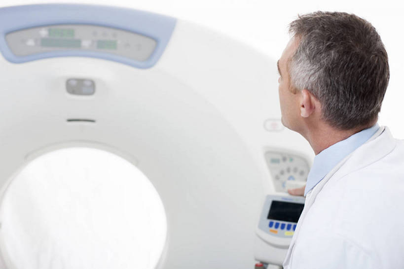 西方人,成年人,中年人,老年人,脸,头,脸颊,一个人,医生,医院,横图,x光片,室内,白天,侧面,工作服,制服,机器,技术,北京,欧洲,中国,欧洲人,亚洲,仅一个男性,仅一个人,仅一个中年男性,正装,检查,辐射,科学,医学,设备,现代,肩膀,站着,医护人员,医疗人员,职业,机械,服务,摄影,查看,技巧,控制,体检,医疗,医疗设备,卫生,科学技术,操作,x射线,智力,手艺,医疗器械,x光,核磁共振,拜访,东亚,核磁共振成像,实验服,MRI扫描仪,磁共振成像,核磁共振技术,工作制服,责任,技能,技艺,信任,老年男性,男人,男性,中年男性,白种人,头部,脸部,脸蛋,面部,大夫,彩图,工作套服,妙技,电磁波,电磁辐射,本领,放射疗法,体格检查,专家,bj175