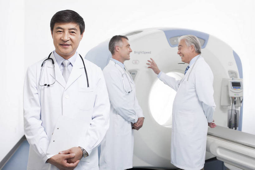 东方人,西方人,成年人,中年人,老年人,三个人,医生,办公室,医院,笑,微笑,露齿笑,横图,x光片,室内,正面,工作服,制服,讨论,快乐,幸福,骄傲,成功,合作,团队,信心,计划,机器,技术,北京,欧洲,中国,欧洲人,亚洲,握,正装,检查,工作,分析,辐射,科学,医学,器材,放射,注视,设备,现代,刺激,白色,听诊器,医疗用品,观察,看,站着,医护人员,医疗人员,职业,机械,规划,力量,亲密,服务,握着,摄影,观看,技巧,支撑,写字板,权威,体检,察看,医疗,医疗设备,卫生,科学技术,x射线,享乐,解释,成就,关注,努力,手艺,医疗器械,x光,核磁共振,医疗工具,合伙,挑战,拜访,东亚,核磁共振成像,实验服,陪同,CAT扫描仪,MRI扫描仪,策略,可靠,磁共振成像,核磁共振技术,工作制服,责任,无线电波,贡献,技能,技艺,陪伴,解决,检测工具,团结,信任,老年男性,男人,男性,白种人,亚洲人,中国人,大夫,沟通,说话,彩图,工作套服,欢乐,计算机X射线轴向分层造影扫描仪,计算机轴向断层扫描,平板扫描仪,妙技,院长,电磁波,电磁辐射,本领,PET扫描仪,放射疗法,好消息,体格检查,伴随,专家,bj175