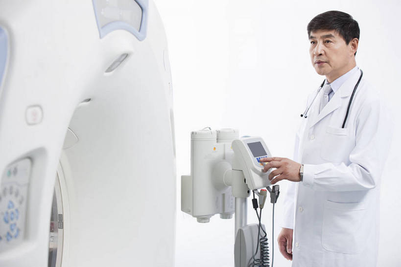 东方人,成年人,中年人,老年人,一个人,医生,办公室,医院,推,横图,x光片,室内,侧面,工作服,制服,骄傲,成功,信心,机器,技术,北京,中国,亚洲,仅一个男性,仅一个人,仅一个中年男性,正装,检查,工作,辐射,科学,医学,器材,放射,设备,现代,白色,按钮,听诊器,医疗用品,站着,医护人员,医疗人员,职业,机械,力量,服务,摄影,查看,技巧,支撑,控制,权威,体检,医疗,医疗设备,卫生,科学技术,操作,x射线,成就,努力,手艺,医疗器械,x光,核磁共振,医疗工具,挑战,东亚,核磁共振成像,实验服,控制面板,CAT扫描仪,MRI扫描仪,可靠,磁共振成像,核磁共振技术,工作制服,责任,无线电波,贡献,技能,技艺,机件,检测工具,认真,信任,老年男性,男人,男性,中年男性,亚洲人,中国人,大夫,彩图,工作套服,计算机X射线轴向分层造影扫描仪,计算机轴向断层扫描,平板扫描仪,妙技,电磁波,电磁辐射,本领,PET扫描仪,放射疗法,体格检查,专家,bj175