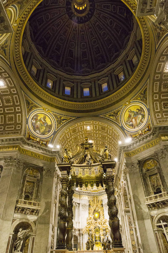 无人,教堂,竖图,室内,仰视,旅游,度假,名胜古迹,天花板,标志建筑,地标,建筑,雕塑,欧洲,艺术,装饰,雕像,屋顶,建筑群,圣彼得大教堂,古典,历史,娱乐,建设,传统,壁画,风景,享受,休闲,放松,摄影,宗教,照亮,旧的,华贵,古典风格,远古,欧洲文化,梵蒂冈城,古代文明,灵性,式样,彩图,低角度拍摄,旅行,大教堂,金子,传统文化,建筑结构,bj175