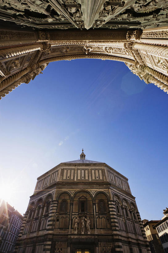 无人,教堂,竖图,室外,白天,仰视,奢侈,石头,名胜古迹,城市,建筑,意大利,佛罗伦萨,雕刻,古典,豪华,蓝色,蓝天,天空,摄影,宗教,建造,华丽,基督教,都市风光,古典风格,托斯卡纳区,富丽,洗礼堂,华美,灵性,彩图,低角度拍摄,大教堂,礼拜堂,华侈,奢华,减轻,bj175