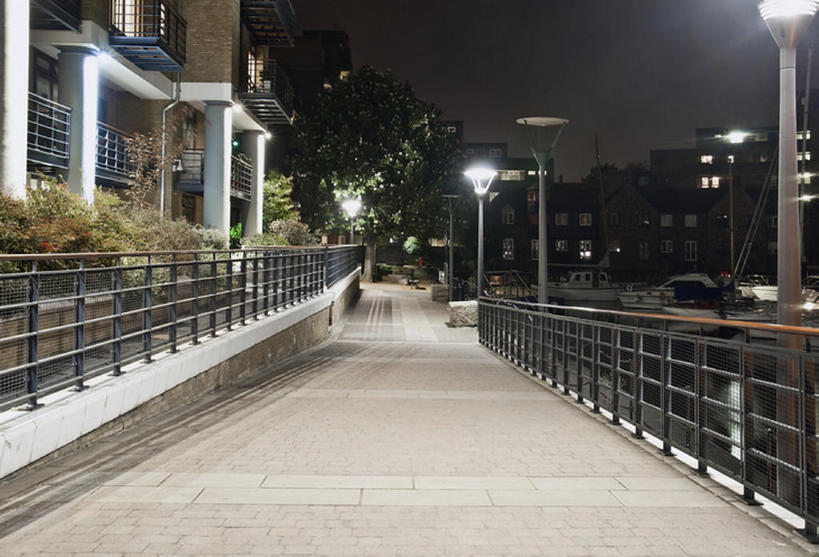 无人,栏杆,横图,室外,夜晚,留白,度假,美景,城市风光,城市,建筑,街道,路灯,伦敦,景观,人行道,大街,娱乐,现代,英格兰,享受,休闲,景色,放松,摄影,都市风光,彩图,当代,居住区,房屋建设,bj175