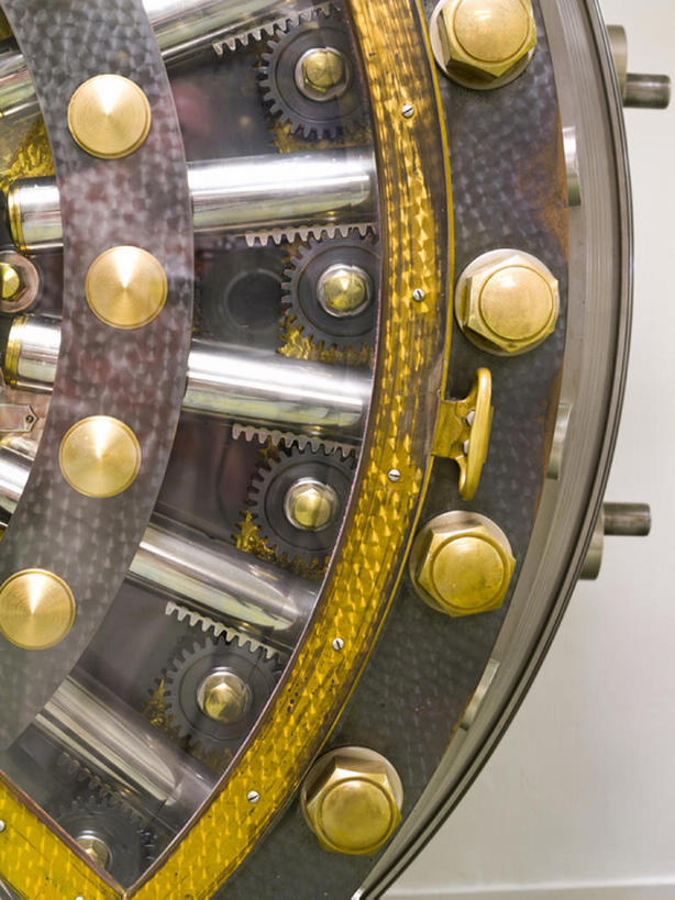 无人,银行,竖图,室内,特写,商务,安全,齿轮,门,美国,关闭,钢铁,金属,拱门,门口,防护,锁,保险箱,金融,理财,摄影,建造,经济,保护,封闭,保险,存款,流通,贸易,伊利诺斯州,芝加哥市,保全,周全,安稳,安定,平安,彩图,安防系统,安全设备,bj175