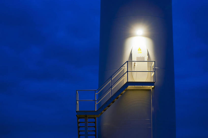 无人,横图,室外,夜晚,留白,长时间曝光,安全,技术,楼梯,道路,建筑,信息,器材,阶梯,光,海岸线,塔,灯塔,交通,方向,台阶,蓝色,天空,摄影,引导,指导,指引,照亮,动力设备,逆光,曝光,风力发电站,涡轮,航标,风轮机,彩图,导航,bj175