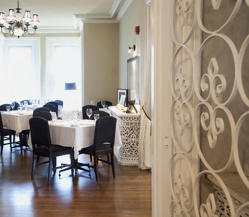 无人,横图,室内,建材,餐桌,地板,家具,桌子,建筑,酒店,椅子,加拿大,花纹,材料,木板,木材,图案,饭厅,地面,古典,木地板,座位,木柴,桌布,摄影,建造,木料,北美,古典风格,硬木,安大略湖,彩图,餐馆,bj175