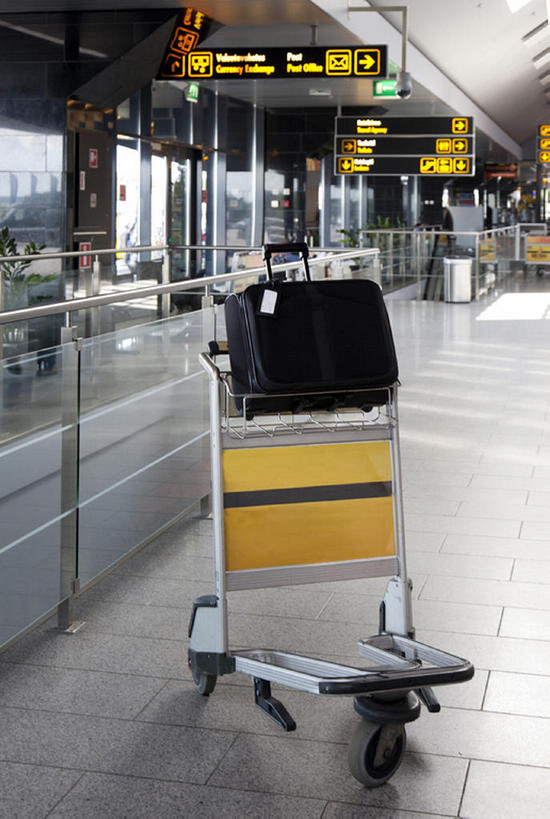 无人,机场,竖图,室内,室外,白天,旅游,手提箱,欧洲,爱沙尼亚,标志,马车,公共交通,建筑物,容器,行李,摄影,建造,便利,塔林,彩图,旅行,bj175