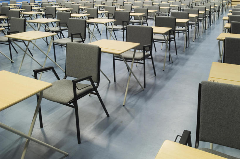 无人,学校,横图,室内,家具,桌子,椅子,一排,整齐,走廊,教育,现代,书桌,建筑物,座位,排列,教室,摄影,建造,考试,顺序,队列,彩图,考场,bj175