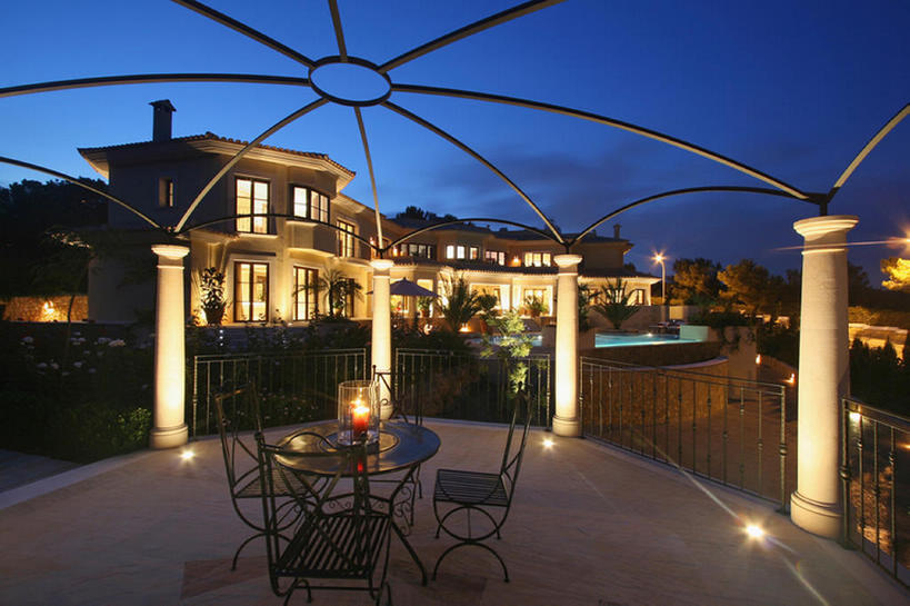 无人,家,横图,室外,餐桌,窗户,家具,桌子,建筑,西班牙,欧洲,房屋,院子,现代,黄昏,凉亭,打开,摄影,建造,开启,地中海,铁艺,马略卡,彩图,当代,居住区,bj175