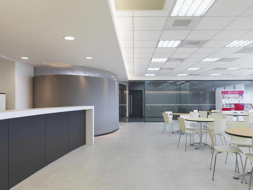 无人,办公室,横图,室内,留白,商务,时尚,桌子,建筑,椅子,一排,整齐,灶台,干净,现代,大厅,书桌,建筑物,排列,灯具,摄影,照亮,住房,风格,照明设备,队列,小卖部,设计,彩图,咖啡馆,当代,bj175