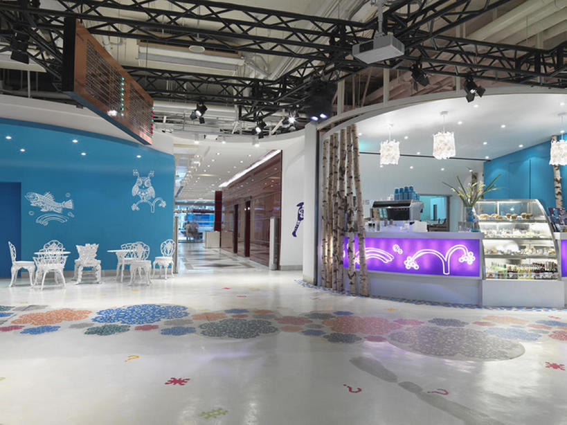 无人,横图,彩色,室内,留白,时尚,桌子,建筑,椅子,花纹,图案,走廊,现代,饮食,吊灯,建筑物,灯具,摄影,五颜六色,照亮,色彩斑斓,住房,风格,照明设备,小卖部,五彩缤纷,五彩斑斓,式样,五光十色,设计,彩图,餐馆,咖啡馆,当代,bj175